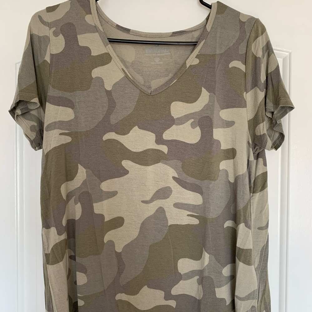 Green camo Hollister tee, size medium